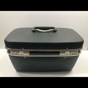Vintage 60’s “Royal Traveller” weekend case